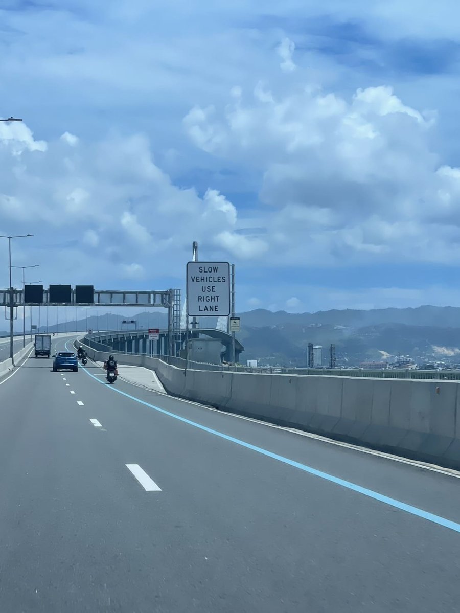 高速上の看板