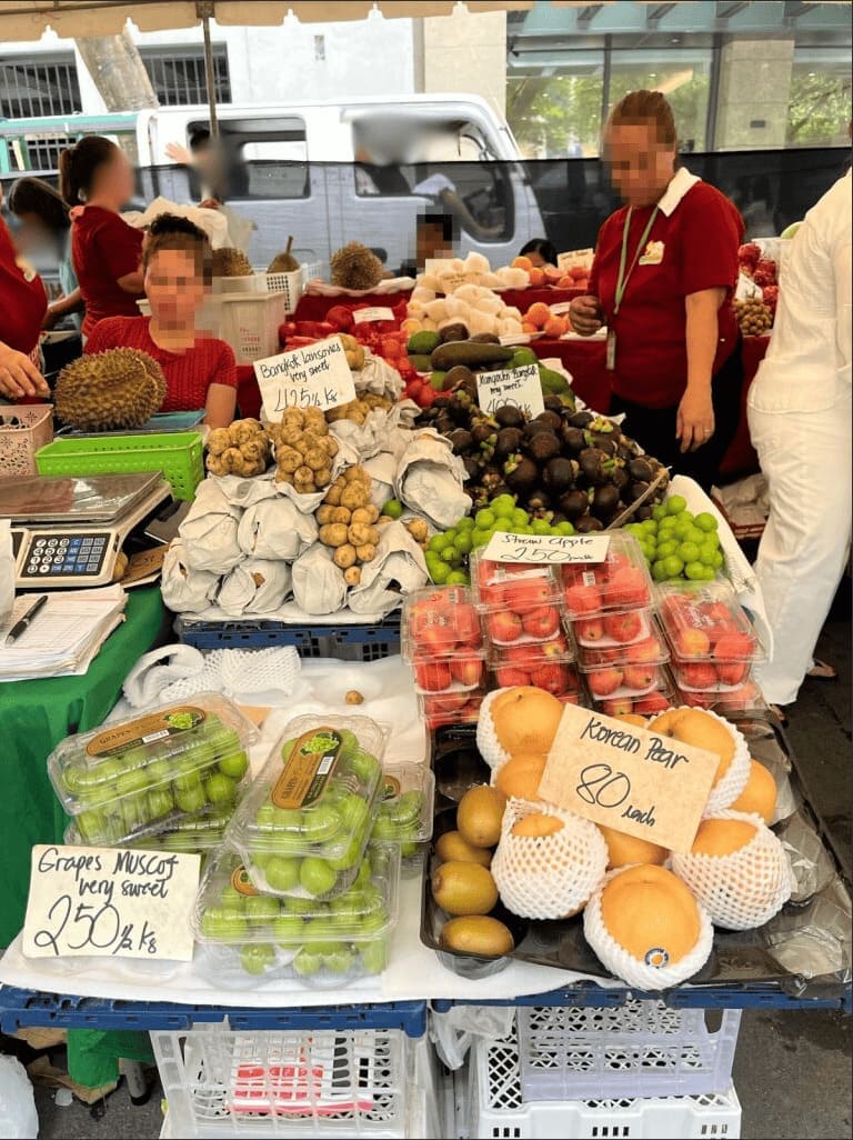 果物市場の様子