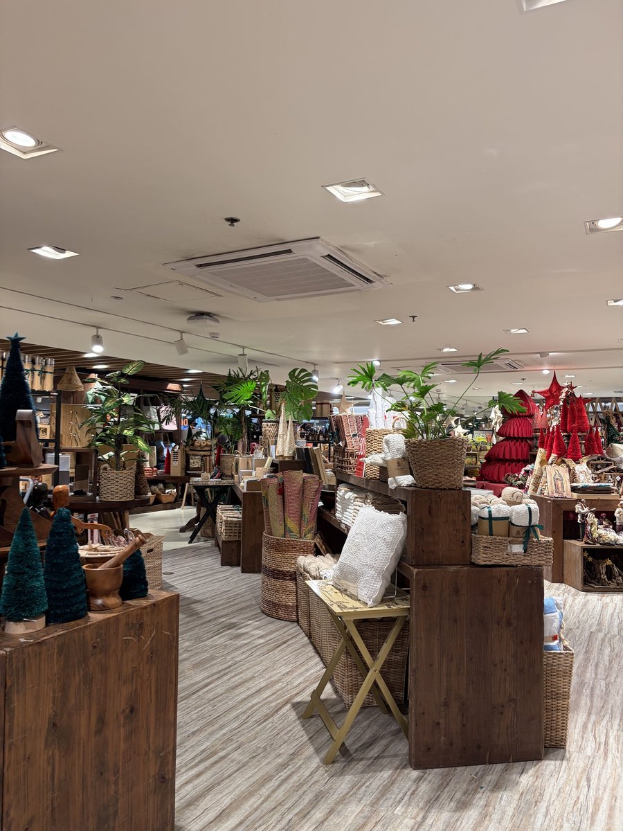 PHL-04-26-0130-003 KULTURA店内の様子1