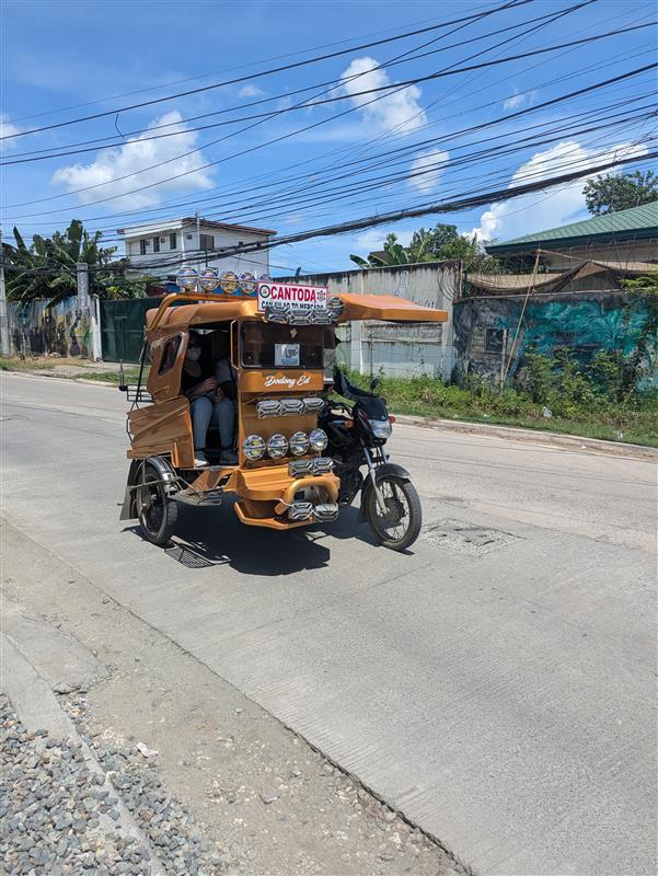 PHL-05-25-1224-001セブの標準型5人乗りトライシクル