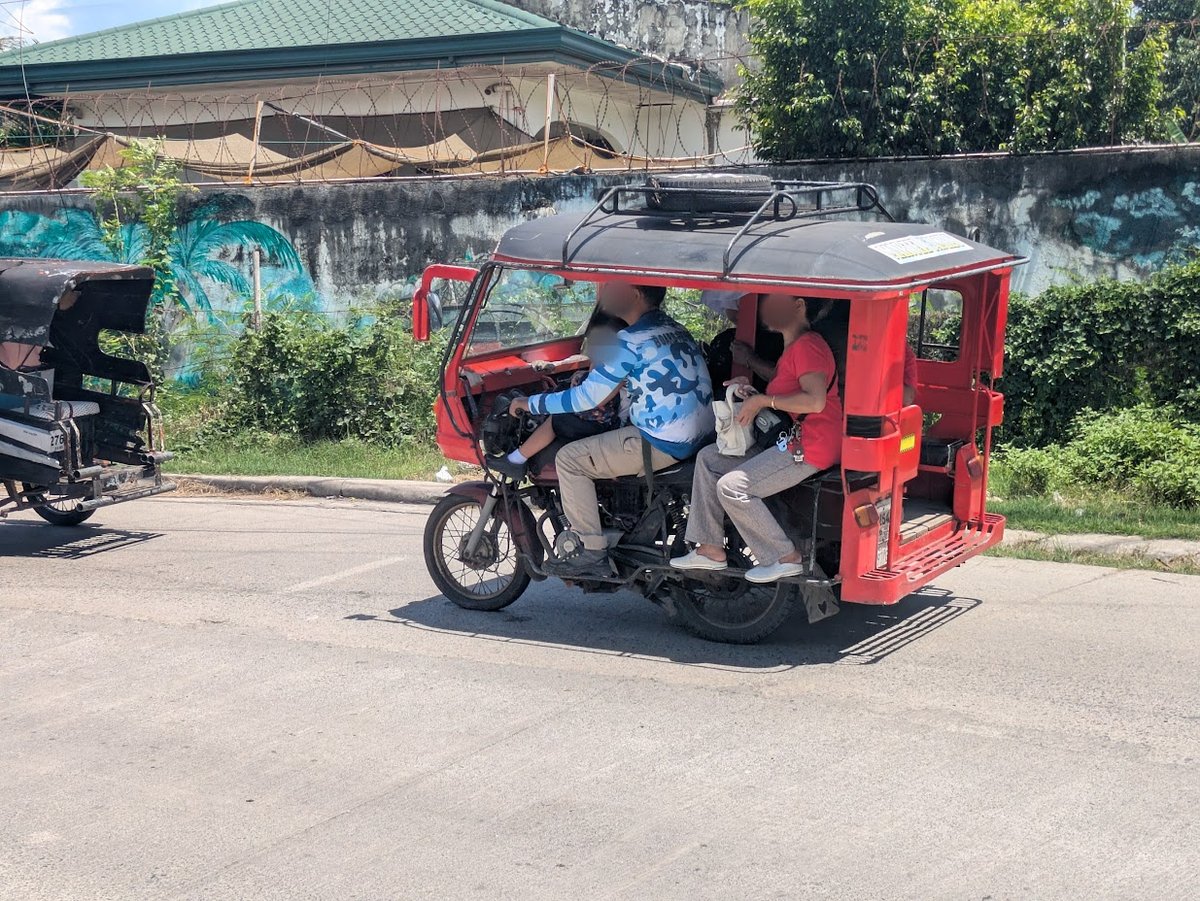 PHL-05-25-1224-002運転手と車内一体型のトライシクル
