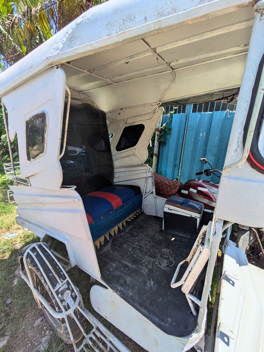 PHL-05-25-1224-004標準的なトライシクルの車内