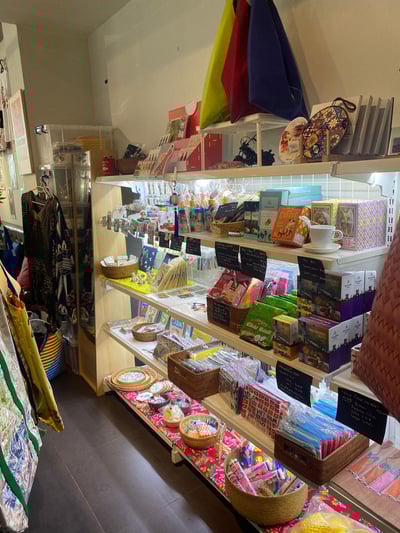 VMN-03-25-0508-009 お土産コーナー