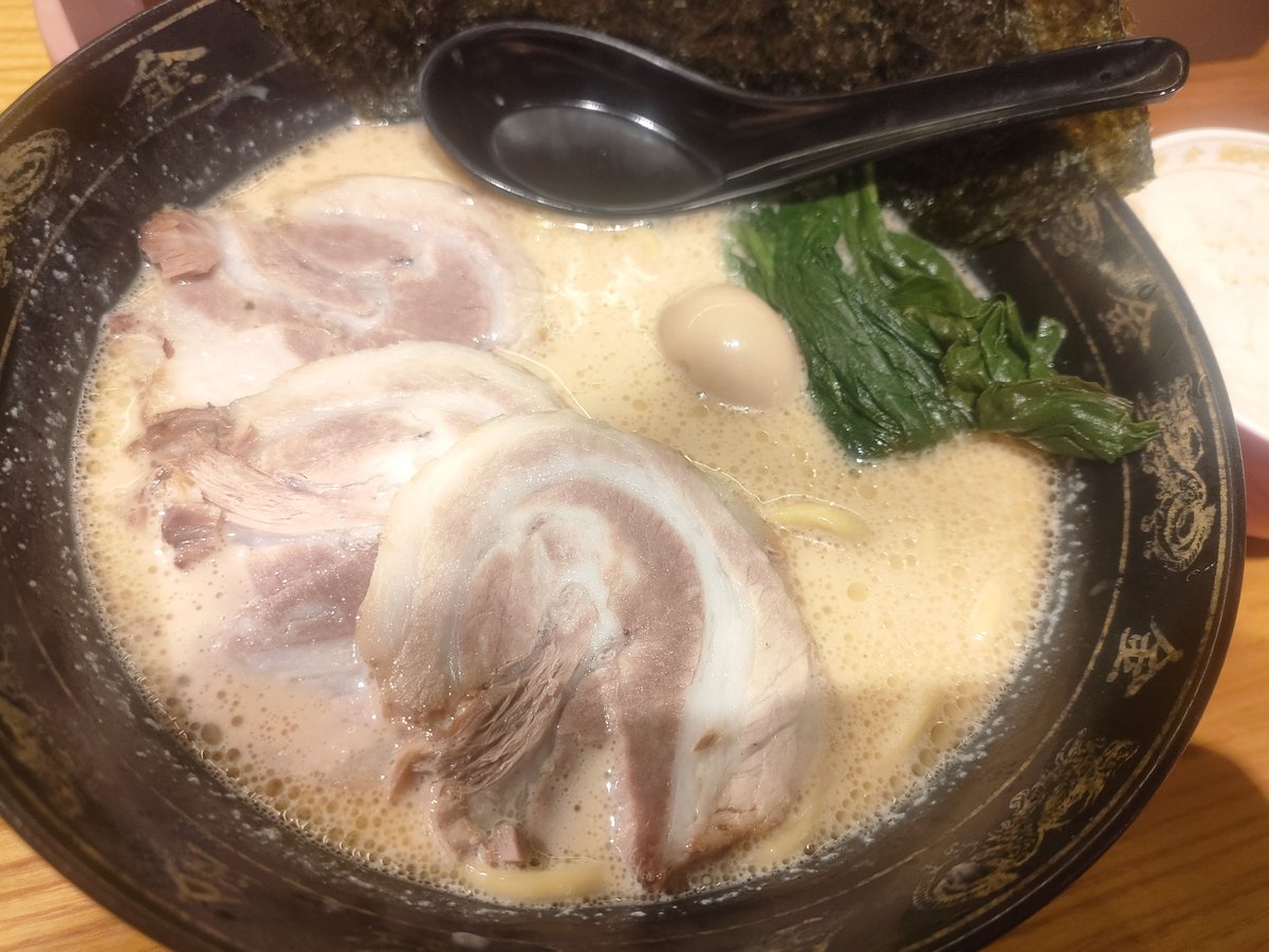 日本食屋の家系ラーメン