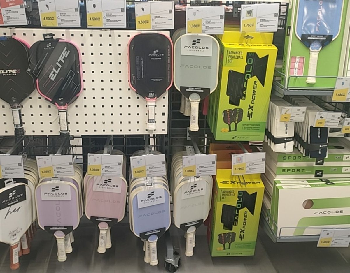 VNM-06-25-1228-008 ピックルボールのラケット売り場