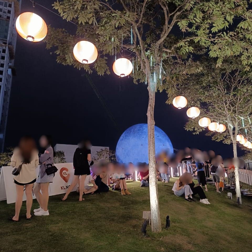 月モニュメント