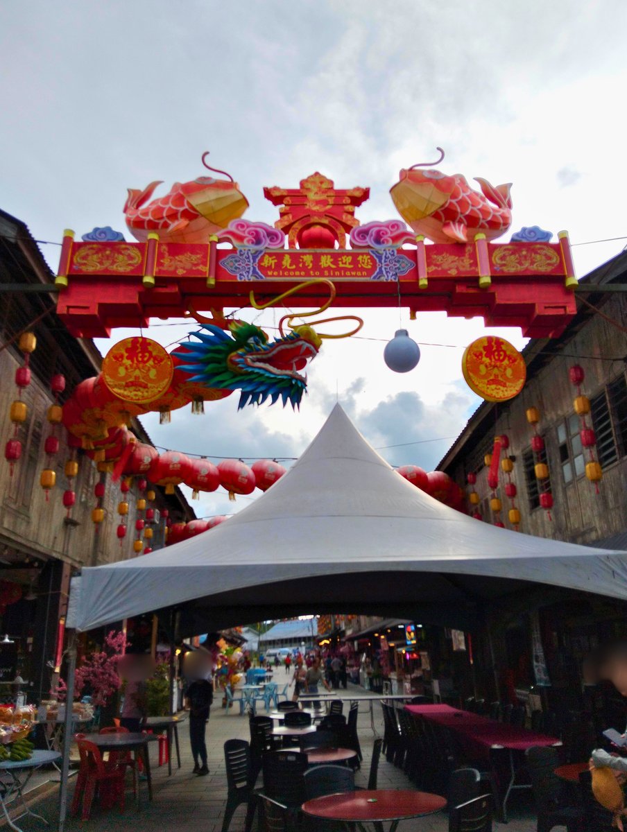 MYS-05-25-1217-000 ナイトマーケットの華やかな装飾