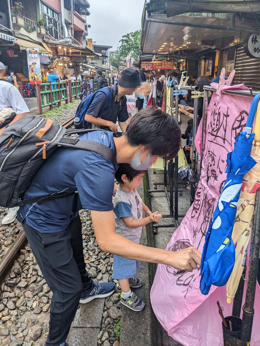 TWN-01-25-1112-003_ランタンに記入中