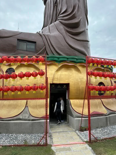 大仏の中へ