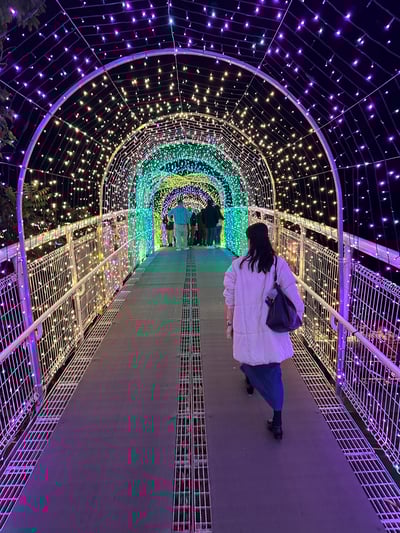 空中歩道もライトアップ
