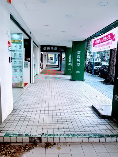 TWN-03-25-0424-005 騎樓には段差あり
