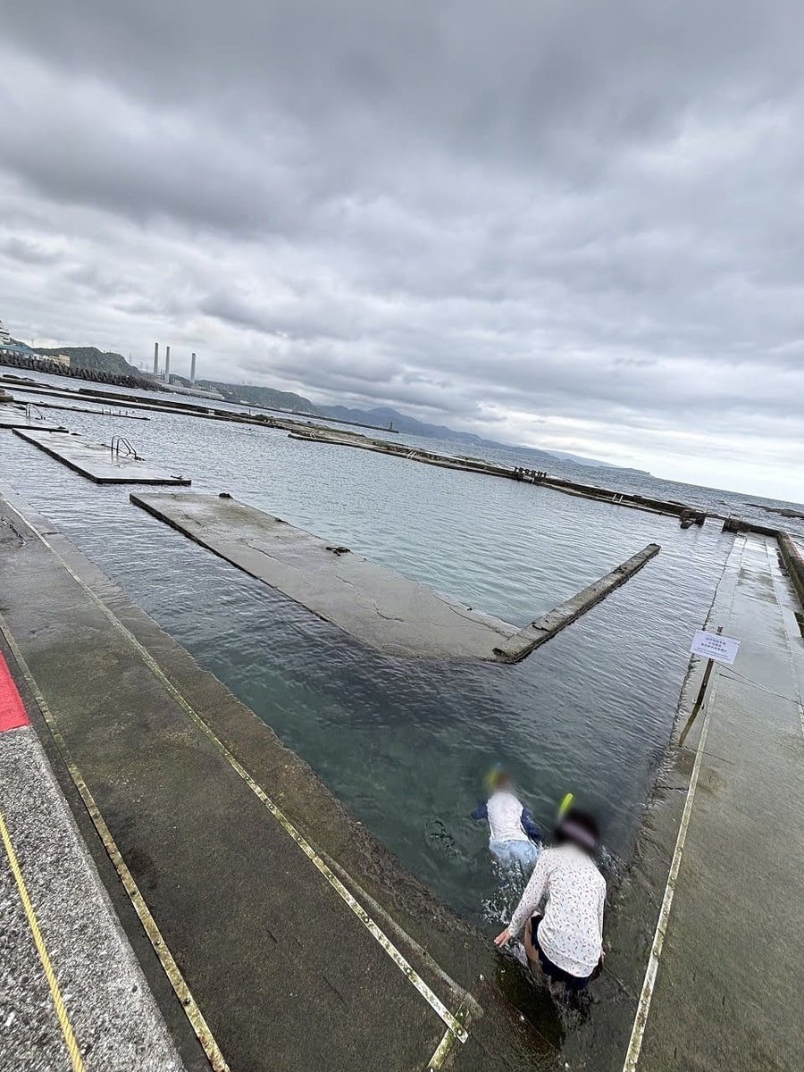 シュノーケルで泳ぐ