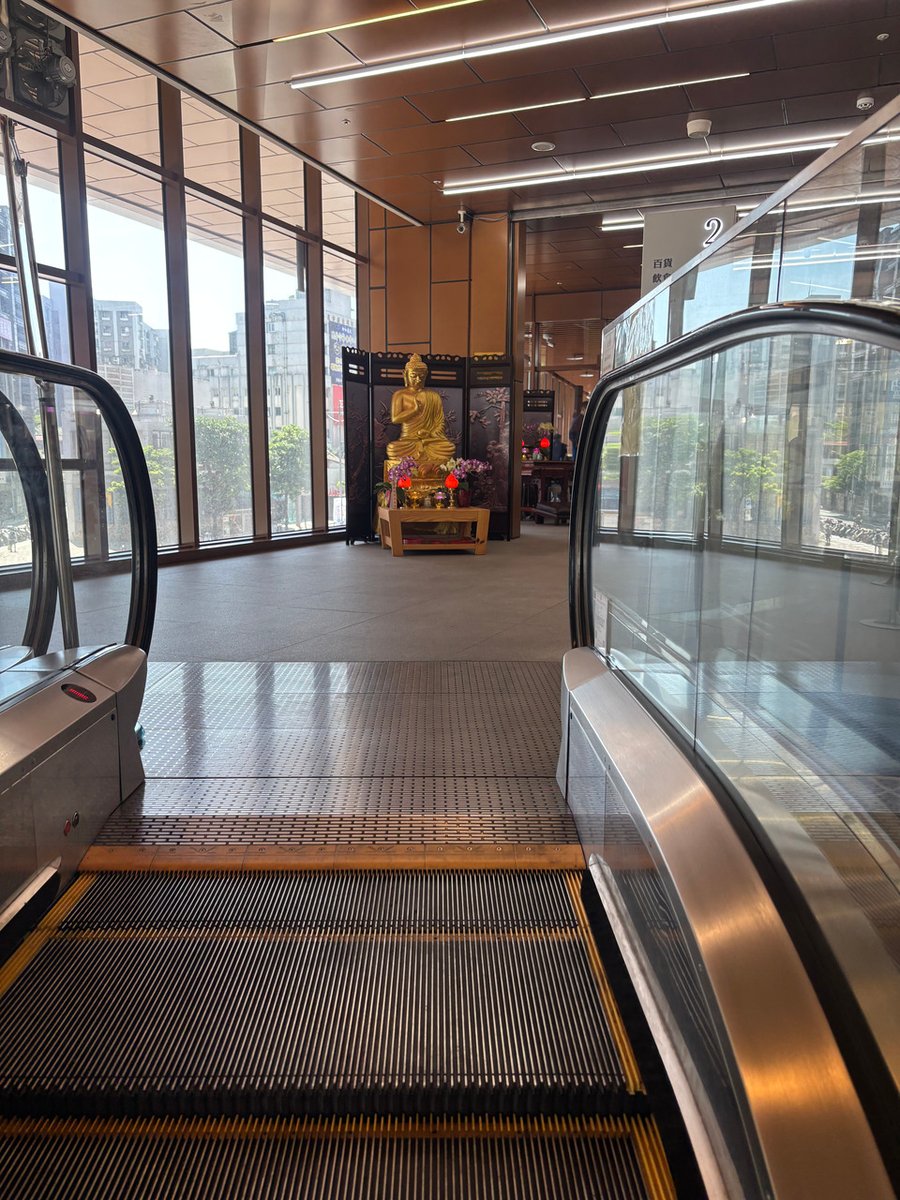 TWN-03-25-1222_台湾_02_南門市場エスカレータ