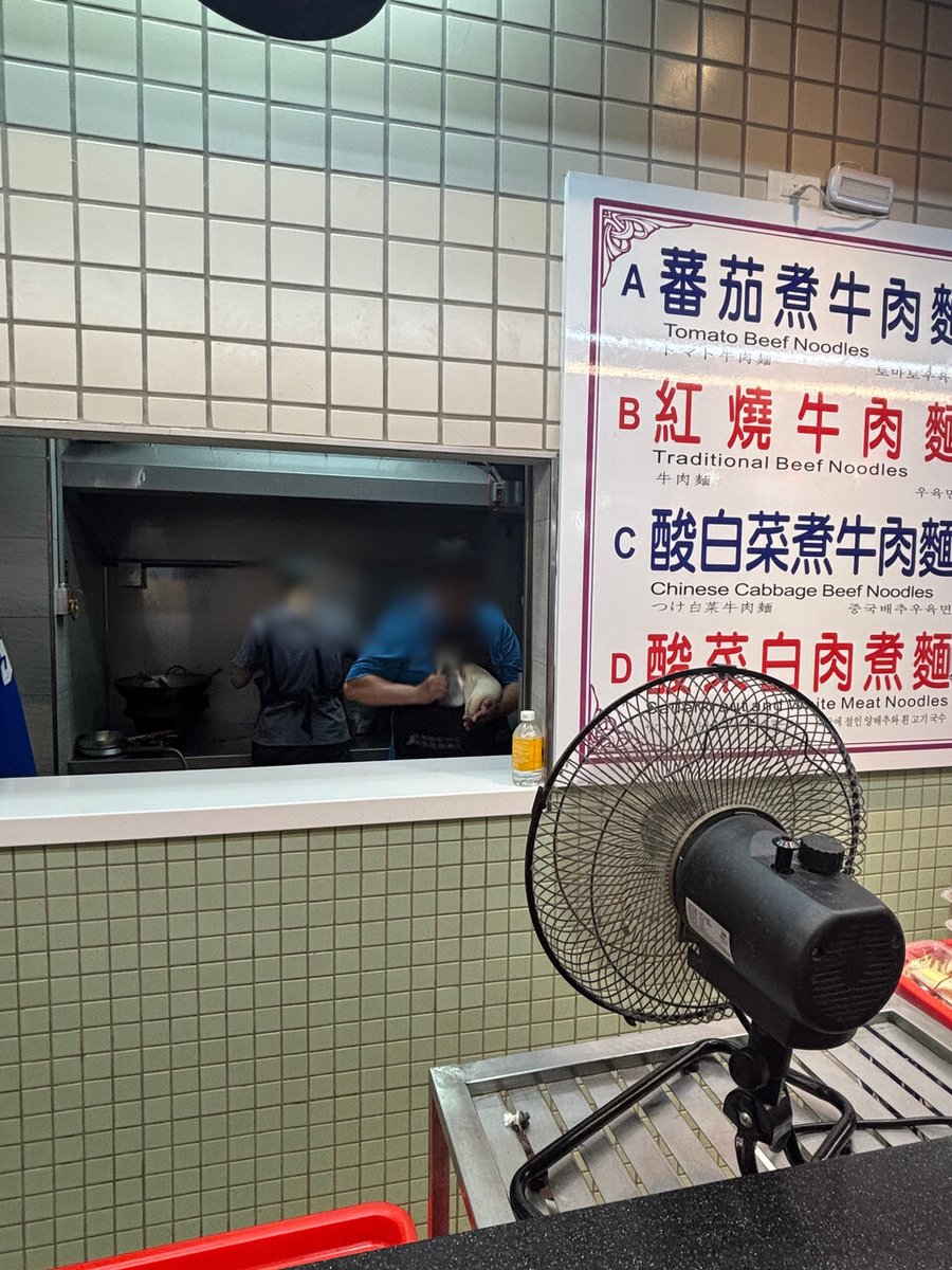 TWN-03-25-1222_台湾_05_刀削麺を削る