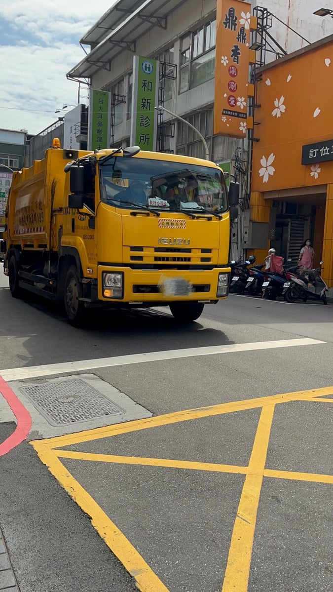 ごみ収集車