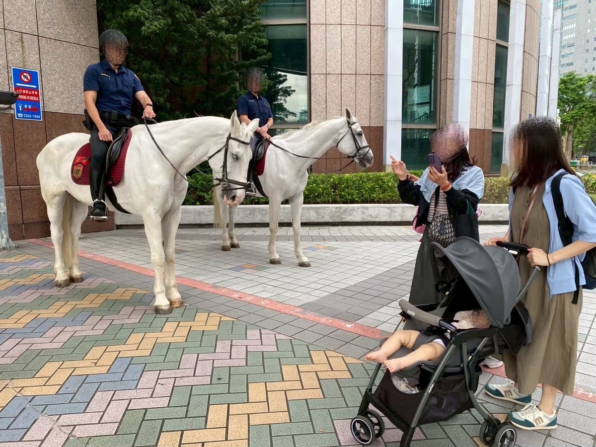  駅前の白馬