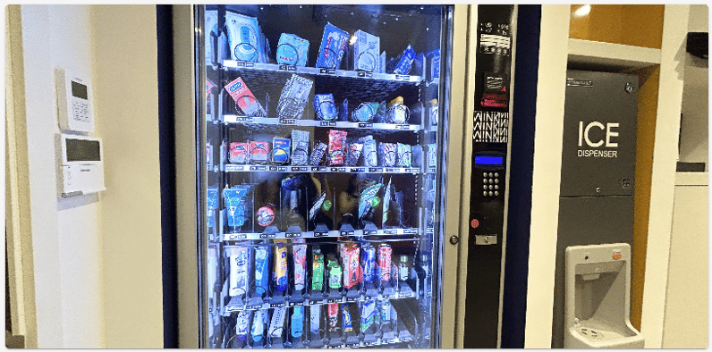 お菓子や飲み物が買える自動販売機