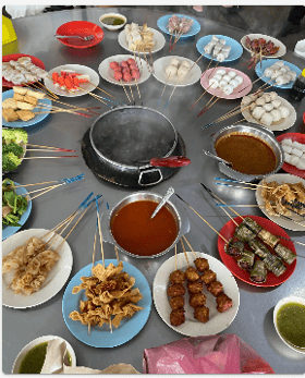 野菜や肉、海鮮、魚のすり身などの串で、テーブルがいっぱいに