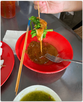 ピーナッツソースをつけて実食