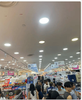 にぎわうダイソーの店内
