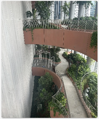 吹き抜けの緑の空間