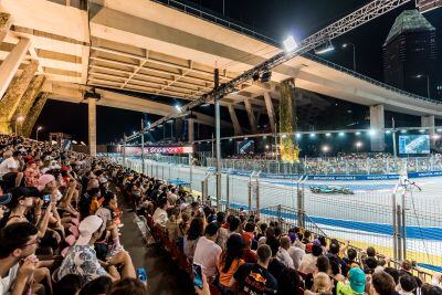 ●Witness intense racing action as drivers battle for best position at Sheares (Turn 1)
