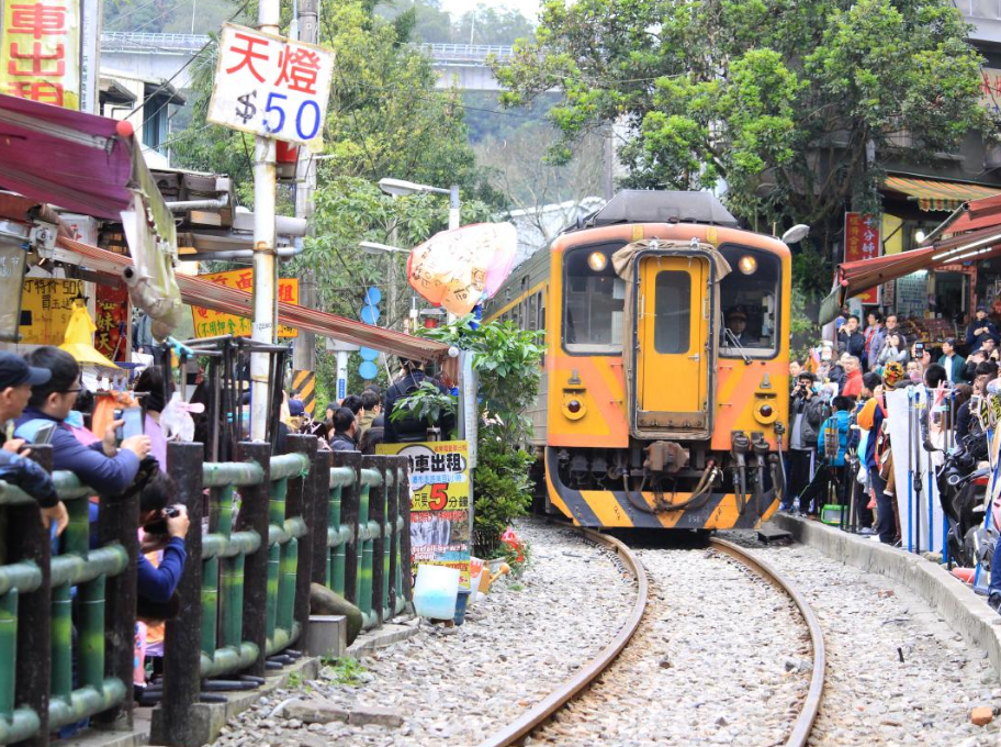 ローカル列車平渓線と天燈上げ・じっくり九ふん観光