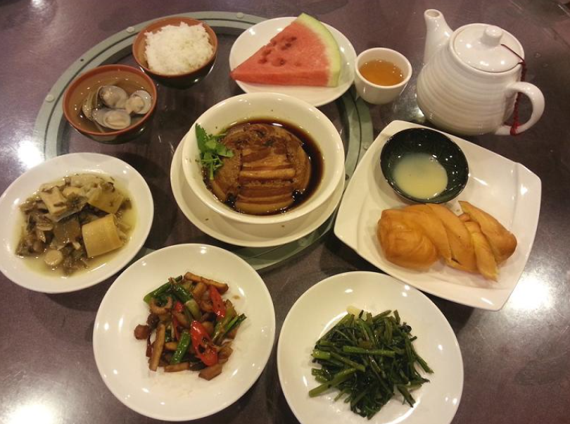 家庭的な客家料理のお店です。しっかりした味付けのおかずは白いご飯にぴったり。揚げパンとコンデンスミルクも添えて、ほっぺたキュンキュンのしみじみごはんを召し上がれ。