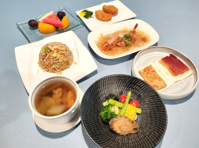 中華海鮮料理レストラン「長春京華海鮮餐廳」でぜひ味わってみてください♪ レストランの立地はMRT中山駅またはMRT雙連駅から徒歩圏内で、アクセスがとても便利!マイバスクーポンを提示するだけで、アワビまたはフカヒレのセットメニューをお気軽にお召し上がりいただけます。